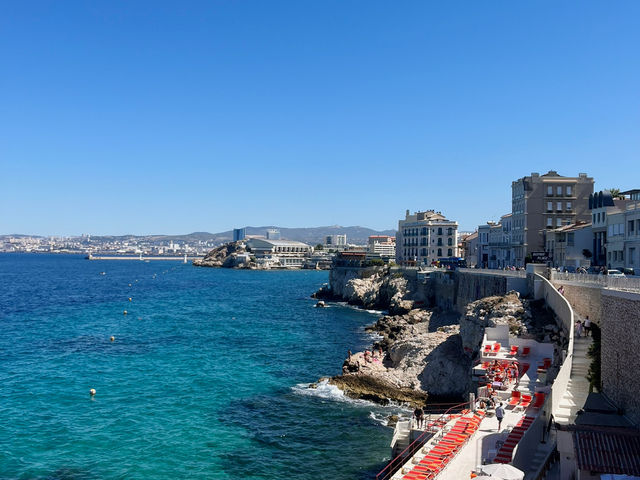 🌊 馬賽海岸線與東方之門紀念碑🏛️✨ 🌊 馬賽海岸線與東方之門紀念碑🏛️✨