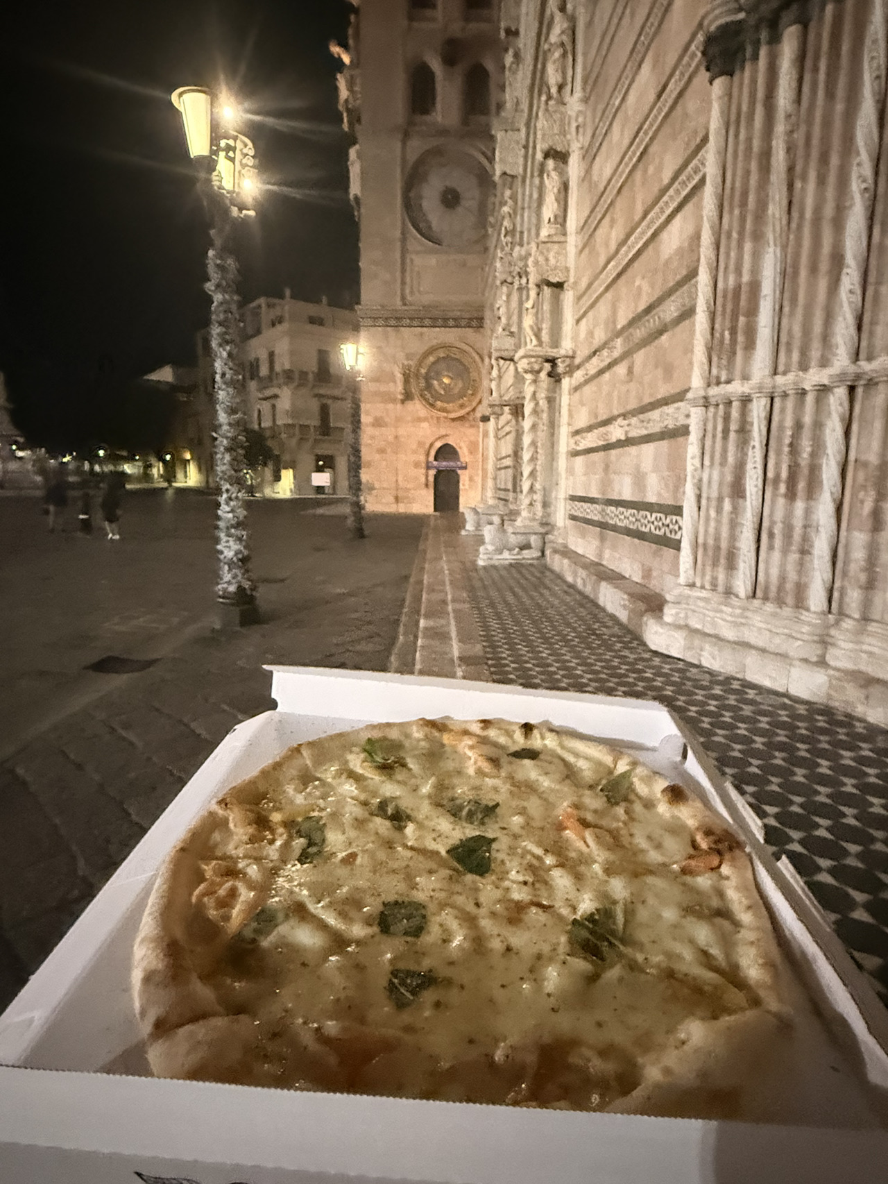 📅 Itinerary 
 Day1:Treat yourself with Pizza at Dumeo
