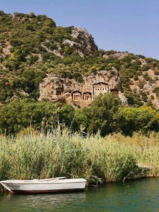 ดาลยาน 🐢

การลงทุน 20 ดอลลาร์ที่ดีที่สุดในตุรกี!

เมื่อ 30 ปีที่แล้ว ดาลยานเป็นเพียงหมู่บ้านชาวประมงเล็กๆ และแทบไม่มีใครคาดคิดว่าวันนี้มันจะกลายเป็น "เมกกะ" แห่งการท่องเที่ยวเชิงนิเวศในตุรกี
ห่างจากตัวเมืองไป 5 กิโลเมตร คือหาดอิซตูซูที่งดงามด้วยทรายนุ่มละเอียดราวกับกำมะหยี่ ซึ่งเป็นที่ที่เต่าทะเลขนาดใหญ่มาวางไข่ นักท่องเที่ยวส่วนใหญ่มาที่นี่เพื่อพบกับพวกมันโดยเฉพาะ ฉันโชคดี! ฉันไปดาลยานสองครั้ง และทั้งสองครั้งฉันได้เห็นเต่าและได้ว่ายน้ำกับมันด้วย ฉันหลีกหนีฝูงชนไปยังส่วนที่เป็นน้ำจืดของชายหาด ซึ่งมีเรือยอชต์จอดอยู่และไม่มีใครลงเล่นน้ำ และเจ้าเต่าตัวนั้น 🐢 ก็ว่ายเข้ามาหาฉัน! ครอบครัวชาวตุรกีบนเรือยอชต์ลำหนึ่งเห็นมันก่อนเพราะน้ำที่นี่ใสมาก และพวกเขาก็ตะโกนบอกฉันเป็นภาษารัสเซียได้อย่างคล่องแคล่วว่า "นั่นไง!" เต่าแคเร็ตต้าตัวใหญ่ว่ายเข้ามาหาฉันและมองฉันอย่างสงสัยขณะที่มันว่ายอยู่ข้างๆ ฉัน 😁

ที่นี่มีโรงพยาบาลที่ยอดเยี่ยมแห่งหนึ่ง ซึ่งอาสาสมัครจะดูแลรักษาเต่าและดูแลลูกเต่าที่ฟักออกมาแล้วไม่สามารถขึ้นฝั่งได้ ค่าเข้าชมฟรี แต่ยินดีรับบริจาค
นอกจากเต่าแคเร็ตต้าแล้ว บริเวณปากแม่น้ำแห่งนี้ยังเป็นที่อยู่อาศัยของเต่าไนล์ที่มีหัวคล้ายงู ยาวได้ถึงหนึ่งเมตร แม้จะมีรูปลักษณ์ที่แปลกและน่าขยะแขยง แต่พวกมันก็ไม่เป็นอันตรายใดๆ กินเฉพาะปลาและสัตว์ไม่มีกระดูกสันหลังในน้ำเท่านั้น นอกจากนี้ยังมีเต่าบกจำนวนมากอาศัยอยู่ในบริเวณดาลยาน ซึ่งไม่ค่อยกลัวมนุษย์และมักจะเข้ามาในบริเวณโรงแรม

ดาลยานเป็นรีสอร์ทที่มีเอกลักษณ์เฉพาะตัว เพราะคุณสามารถผสมผสานวันหยุดพักผ่อนริมทะเล โปรแกรมทางวัฒนธรรมพร้อมการเยี่ยมชมสถานที่ทางประวัติศาสตร์ การบำบัดด้วยน้ำแร่และโคลน และการแนะนำอาหารท้องถิ่น ซึ่งเน้นอาหารทะเลและปูสีน้ำเงินในท้องถิ่น

ในสมัยโบราณ เมืองเคาโนส (Caunos) เคยตั้งอยู่ที่นี่ ซึ่งเป็นที่อยู่อาศัยของชาวลิเซียน พวกเขาได้ทิ้งสุสานหินที่สวยงามไว้

บริเวณรอบๆ ดาลยานมีบ่อน้ำพุร้อนมากมาย ซึ่งเพียงแค่นั้นก็ทำให้ที่นี่เป็นสวรรค์ที่ควรค่าแก่การมาเยือนแล้ว นอกจากน้ำแร่แล้ว ยังมีการค้นพบโคลนบำบัดในบริเวณนี้อีกด้วย

เสียดายที่ฉันไม่ได้อยู่ที่นี่นานกว่านี้ แต่ฉันหวังว่าจะได้กลับมาสำรวจบริเวณโดยรอบอย่างสบายๆ อีกครั้ง! #ดาลยาน #ตุรกี

น่าเสียดายที่ฉันไม่ได้อยู่ที่นี่นานกว่านี้ แต่ฉันหวังว่าจะได้กลับมาอีกครั้งเพื่อสำรวจบริเวณโดยรอบอย่างสบายๆ! #ดาลยาน #ตุรกี
