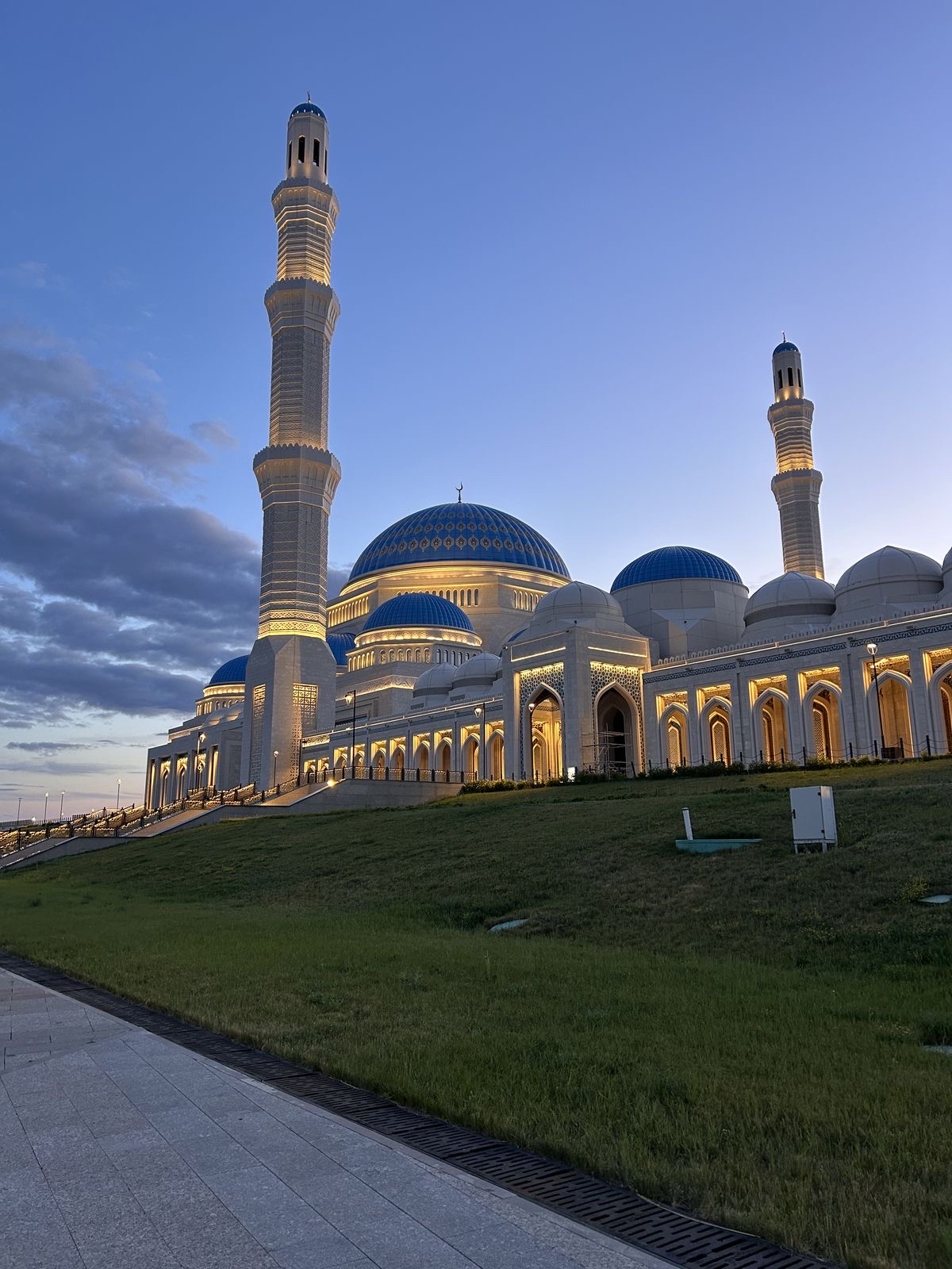 Chúng tôi đã dành một ngày ở Astana, và đây là lịch trình của chúng tôi qua thành phố tương lai 🏙️

Mẹo du lịch chính là nên đi tàu điện ngầm LRT – tuyến tàu cao tốc kết nối sân bay với các điểm tham quan chính và bản thân nó cũng là một chuyến tham quan nhỏ – hoặc sử dụng dịch vụ taxi Yandex quen thuộc (thanh toán bằng thẻ Nga, giá cả rất tốt).

🌅 Chúng tôi bắt đầu buổi sáng với biểu tượng và huyền thoại của thành phố – Baiterek.

Ngọn tháp tượng trưng cho truyền thuyết về "Cây Sự Sống", trên đỉnh của nó, chim thần Samruk đã đẻ một quả trứng vàng, giống như mặt trời mới, ánh sáng của sự sống mới.

Bạn có thể leo lên đài quan sát (cao 97 mét). Giá vé là 2.500 tenge (~440₽).

Từ đây, bạn có thể nhìn thấy bờ trái tương lai của thành phố.

Bên cạnh ngọn tháp là một công viên dễ chịu với các tác phẩm điêu khắc và đài phun nước, trải dài đến Khan Shatyr nổi tiếng, một trung tâm mua sắm và giải trí khổng lồ.

Đây là chiếc lều lớn nhất thế giới, cao 150 mét (xấp xỉ chiều cao của một tòa nhà 50 tầng), được bao phủ bởi một lớp màng trong suốt làm từ loại nhựa đặc biệt có thể chịu được mọi mùa đông khắc nghiệt hay mùa hè nóng như thiêu đốt.

Sau đó, chúng tôi đi theo hướng ngược lại từ Tháp Baiterek, đến Tòa nhà Bộ (nơi tập trung tất cả các bộ và cơ quan chính phủ) và Akorda, dinh thự của Tổng thống Kazakhstan (một khu vực hạn chế, khách du lịch không được phép vào tham quan; chúng tôi chỉ chiêm ngưỡng "ngôi nhà trắng" địa phương từ xa).

Tòa nhà có màu xanh lam và trắng với mái vòm vàng. Màu xanh lam tượng trưng cho hòa bình, và màu trắng tượng trưng cho sự tinh khiết. Đỉnh mái vòm được trang trí bằng một quả cầu vàng (mặt trời): biểu tượng của sự sống, ấm áp, sung túc và vô tận. Và chim đại bàng vàng (đại bàng thảo nguyên): biểu tượng của nền độc lập dân tộc, tự do, sức mạnh và khát vọng đạt được những mục tiêu cao cả của Kazakhstan.

(🇰🇿 - giống như trên quốc kỳ của đất nước).

Tòa nhà có bốn tầng, nhưng trần nhà cao (lên đến 3 mét) tạo cảm giác về quy mô. Nhiều hội nghị thượng đỉnh quốc tế lớn được tổ chức tại đây.

Vào buổi tối, hệ thống chiếu sáng kiến ​​trúc tuyệt đẹp được bật lên.

🏛️ Sau một ngày đi bộ bận rộn, buổi sáng đã chuyển sang ban ngày.

Từ Akorda, chỉ mất 5 phút đi bộ đến kim tự tháp kính khổng lồ cao 18 mét – Cung điện Hòa bình và Hòa giải (do cùng một kiến ​​trúc sư thiết kế Lều Khan).

Tòa nhà tượng trưng cho sự thống nhất của các tôn giáo và văn hóa. Các buổi biểu diễn opera được tổ chức tại đây (với khán phòng 1.300 chỗ ngồi), cùng với các triển lãm trong sảnh chính rộng rãi, sáng sủa và, trên đỉnh (phần "cái nôi"), một hội trường toàn cảnh với cửa sổ kính màu mô tả 130 con chim bồ câu. 🕊️

Ngay bên kia đường là Bảo tàng Quốc gia (lớn nhất ở Trung Á). Nơi đây lưu giữ bộ sưu tập 223.000 hiện vật lịch sử trong 20 phòng trưng bày.

Vào buổi tối, bạn có thể chiêm ngưỡng ba nhà thờ Hồi giáo chính của thủ đô được thắp sáng lung linh. 🕌

Nhà thờ Hồi giáo Nursultan Meshit. Đây là nhà thờ Hồi giáo lớn nhất ở Kazakhstan và Trung Á, được khánh thành vào tháng 8 năm 2022. Sức chứa tối đa lên đến 235.000 người.

Mái vòm chính cao 83,2 mét, các tháp minaret cao 130 mét, và cánh cửa gỗ của nhà thờ cao 12,4 mét và nặng khoảng 1,5 tấn. Nó được làm thủ công từ gỗ iroko quý hiếm và được trang trí bằng các họa tiết truyền thống.

Nhà thờ Hồi giáo Hazrat Sultan là một nhà thờ Hồi giáo lớn được xây dựng theo phong cách Hồi giáo cổ điển với các họa tiết trang trí truyền thống của Kazakhstan (mặt tiền bằng đá cẩm thạch, chín mái vòm, bốn tháp minaret cao 77 mét). Nhà thờ có thể chứa đến 10.000 người và mở cửa cho công chúng.

Nhà thờ Hồi giáo Nur Astana Abu Nasir Al-Farabi được khánh thành năm 2005 và có thể chứa đến 5.000 người. Mái vòm chính cao 40 mét, để tưởng nhớ độ tuổi mà Nhà tiên tri Muhammad nhận được mặc khải. Các tháp minaret cao 63 mét, tượng trưng cho độ tuổi mà ông viên tịch.

Mái vòm và các tháp minaret tỏa sáng với màu vàng và trắng.

Các bức tường bên trong được trang trí bằng các câu kinh Qur'an, và một chiếc đèn chùm lớn treo ở trung tâm của sảnh chính.

Tất cả các nhà thờ Hồi giáo đều được bao quanh bởi một sân trong xinh đẹp, được chăm sóc cẩn thận, một nơi dễ chịu để thư giãn vào buổi tối.

#kazakhstan #astana
