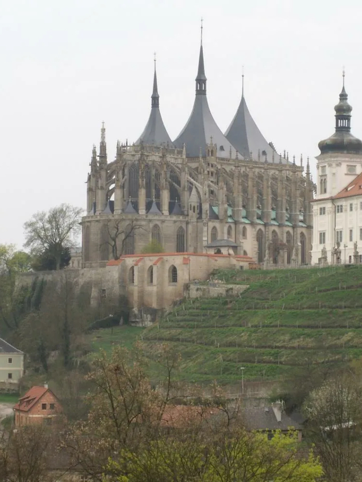 庫特納霍拉 (Kutná Hora) — 捷克的銀礦之城，一座以骨教堂提醒我們生命真諦的小鎮
