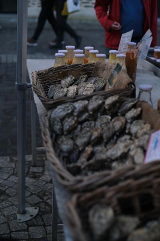 เดินเที่ยวตลาดเช้า Rennes และชิมหอยนางรมสด ๆ จากทะเล Brittany