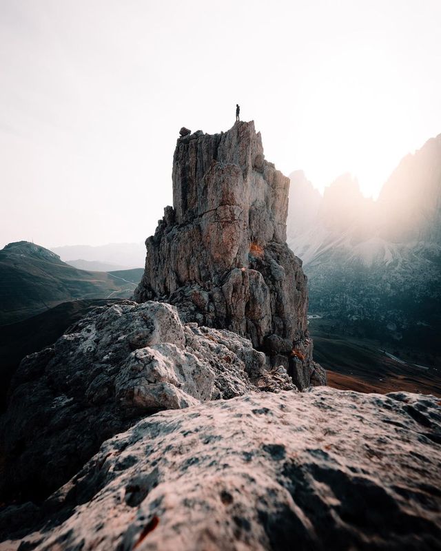 Captivating Sunset over the Majestic Dolomites: Reliving the Breathtaking Beauty of Nature 🌄