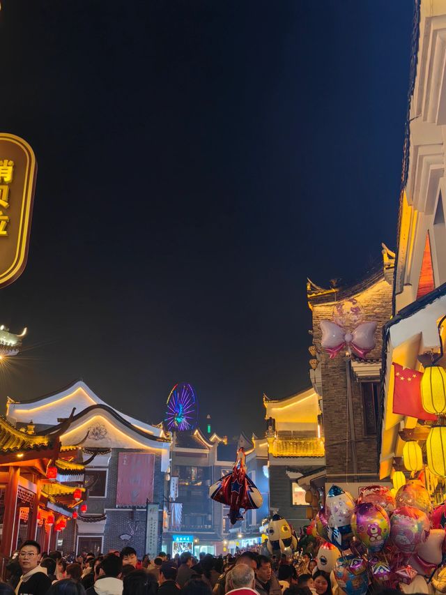 在年初二，湖南郴州歡迎了一波來自廣東的遊客，道路上車流不息，五嶺廣場商圈熱鬧非凡
