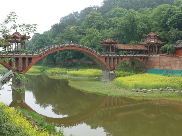 凝視眾生報平安，樂山大佛鎮三江