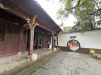位於黃州區赤壁磯頭因北宋大文豪蘇東坡在此寫有《赤壁懷古》詞和前後《赤壁賦》而得名又稱文赤東坡赤壁壁