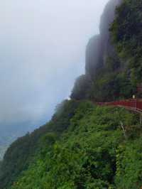 離天三尺三,貴州黔北第一峰,尧龍山。
