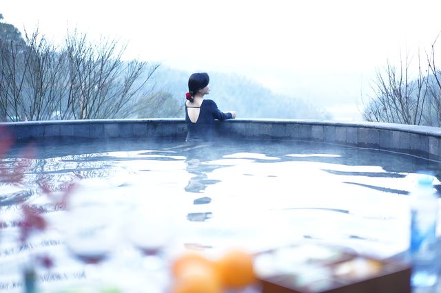 暑氣漸散，涼風徐徐吹來，浸浴溫泉池，盡情享受初秋山野自然清新。