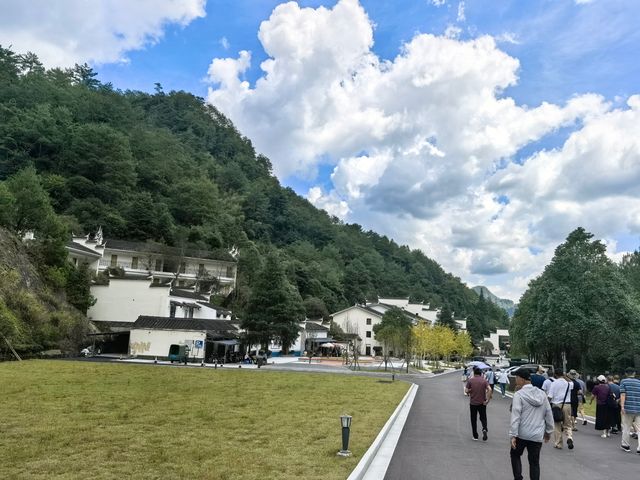 鴛鴦溪國家級風景名勝區位於屏南縣東北部,距離縣城30公里,處於屏南、周寧、政和三縣交界。總面積78.8平方公里。