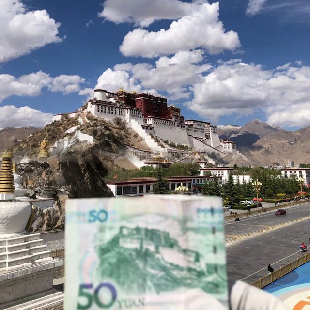 雪域聖城——西藏布達拉宮，一個缺氧但不缺信仰的地方！ 位於中國西南邊陲，世界屋脊之上的西藏自治區拉薩。