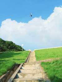 發現白雲山通向雲端的路和藍天白雲合影。