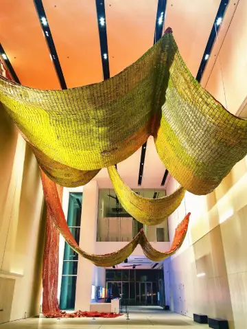 紅月之後，是浪，是世界，是牆