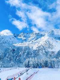 滿屏雪山霧凇的滑雪場