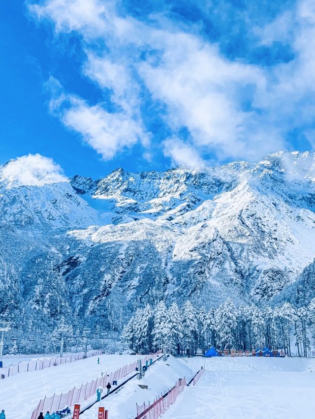 滿屏雪山霧凇的滑雪場
