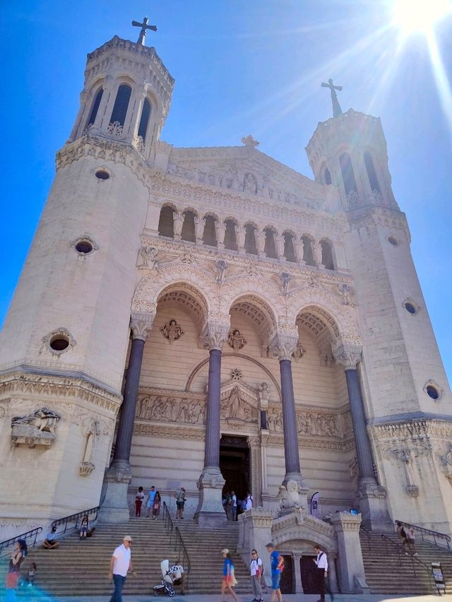 A Summer Visit to Lyon’s Notre-Dame de Fourvière Basilica ⛪🌞