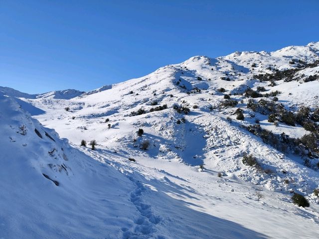 Hiking through the Ubiñas Natural Park: A Winter Wonderland ❄️🏞️
