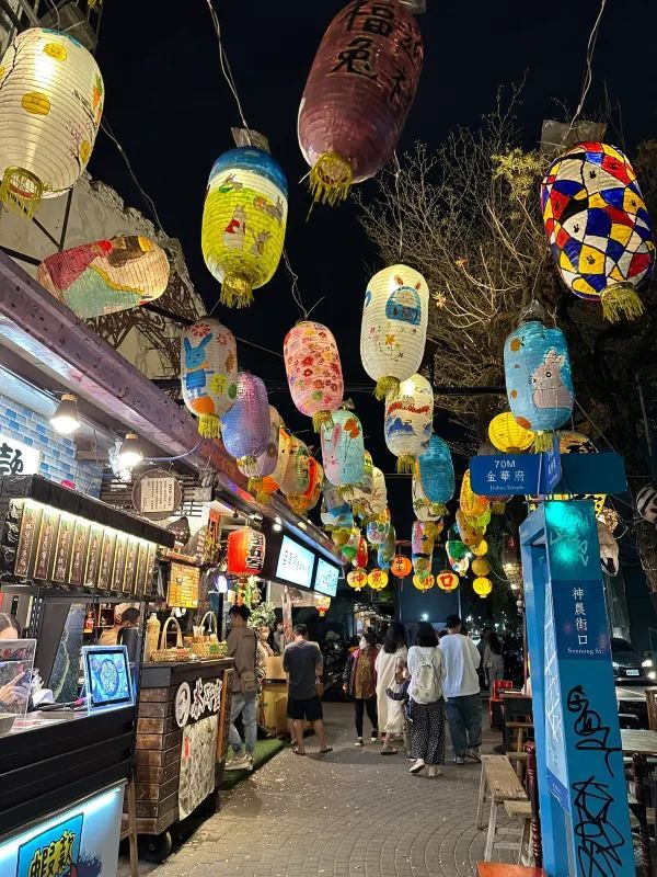 夜晚的神農街多了燈籠的色彩點綴