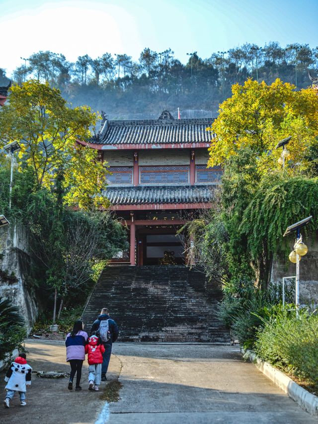 被重妝成這樣，這處唐代摩崖造像也算毀了