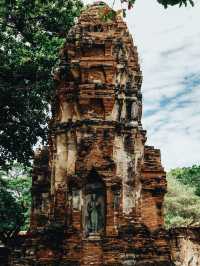 **【アユタヤ遺跡巡り：タイ王朝の栄華を辿る一日旅】**  