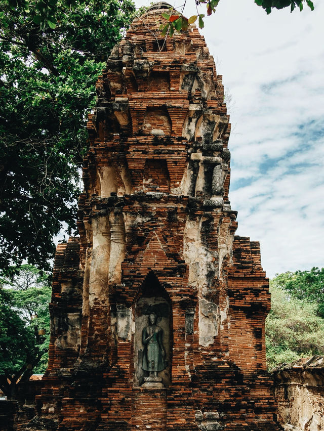 **【アユタヤ遺跡巡り：タイ王朝の栄華を辿る一日旅】**  