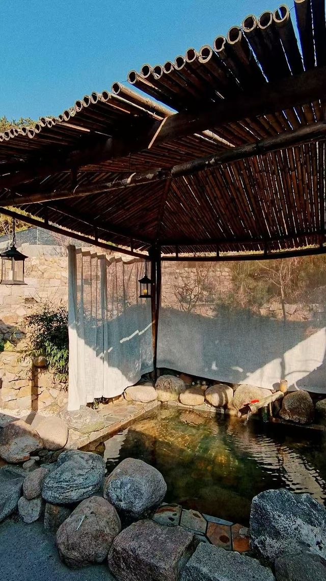 青島夏日的神仙民宿｜住進山海裡泡湯看海玩到不想走～   誰懂啊家人們！今年夏天在青島挖到的寶藏民宿