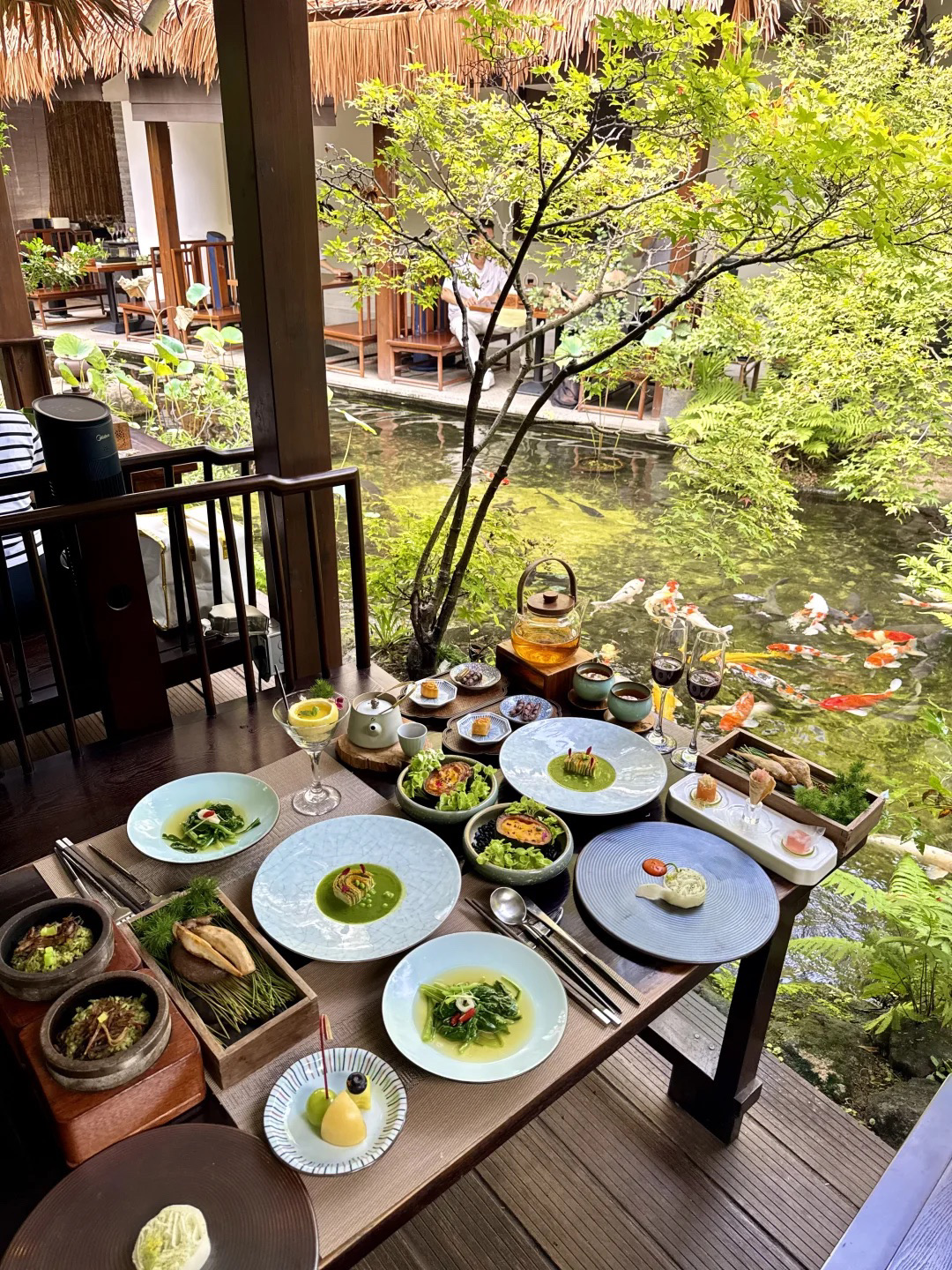 #SeptemberGoodSpots2025

Berjalan-jalan di jalanan untuk menemukan makanan lezat sungguh mengejutkan! Restoran kecil di Guangzhou ini adalah harta karun saya. Suasananya begitu nyaman sehingga saya tidak ingin pergi begitu saja.

Tidak seperti restoran yang ramai, di sini tenang dan nyaman. Pencahayaan dan dekorasinya sangat bijaksana, dan suasananya langsung terasa penuh. ✨ Yang terbaik adalah "semua jalannya punya makanan lezat", meskipun tersembunyi di gang, tetapi produknya tidak kalah, setiap hidangan terasa seperti rumahan, dan setelah makan, saya sangat puas!

Jika Anda ingin menemukan tempat yang tenang dan nyaman untuk bersantai, tempat ini sangat direkomendasikan - bahkan jika Anda tidak punya rencana yang matang, cobalah berjalan-jalan di dekatnya. Anda akan terkejut dengan kenyamanan ini. Lain kali saya pasti akan kembali untuk mencoba hidangan baru!