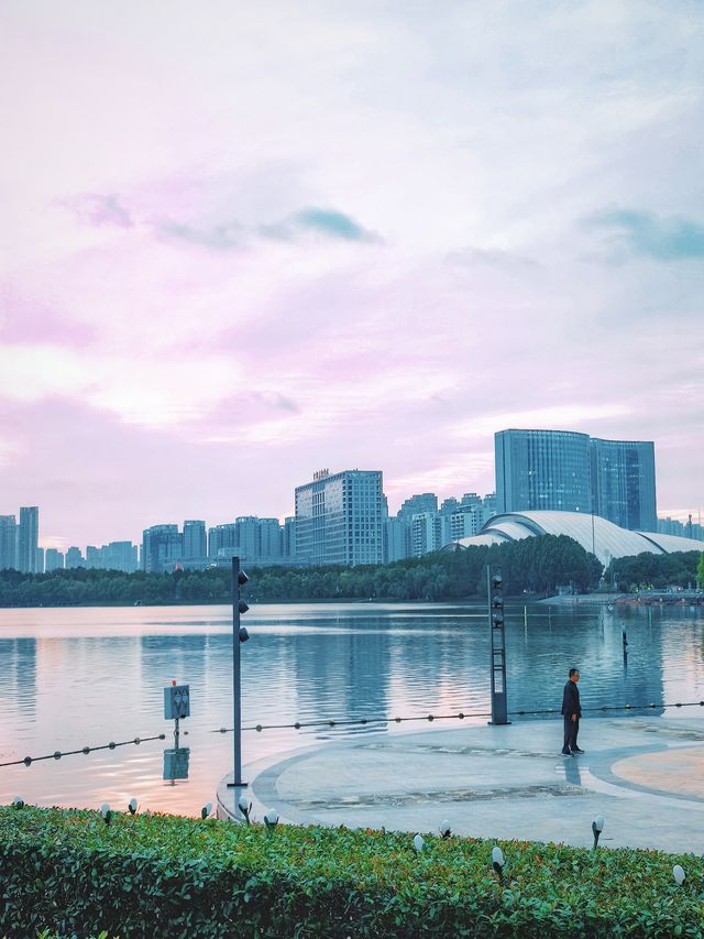 合肥天鵝湖｜暮色時分邂逅城市浪漫天際線
