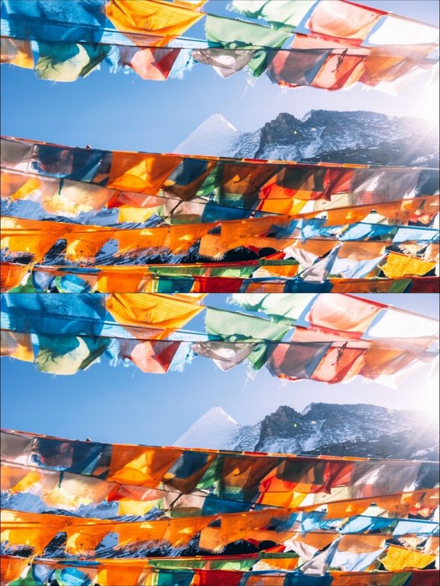當雪山碰上經幡,靈魂碰上祝福 當雪山碰上經幡,靈魂碰上祝福