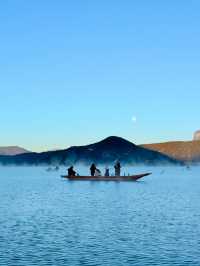 瀘沽湖晨霧絕了誰懂藍調時刻的美!拍出油畫大片