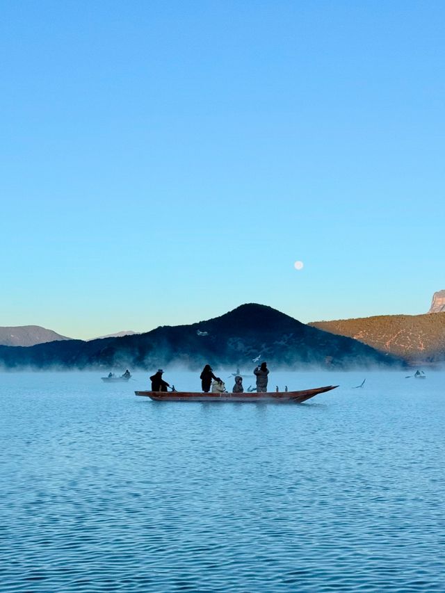 瀘沽湖晨霧絕了誰懂藍調時刻的美!拍出油畫大片 瀘沽湖晨霧絕了誰懂藍調時刻的美!拍出油畫大片