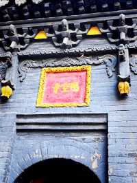 一座被懸掛在懸崖峭壁上的古寺