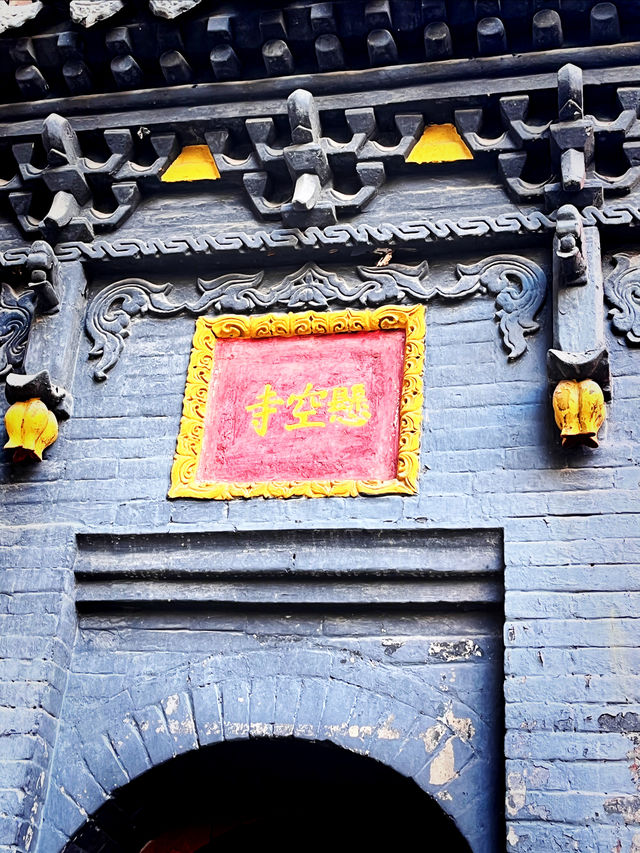 一座被懸掛在懸崖峭壁上的古寺 一座被懸掛在懸崖峭壁上的古寺