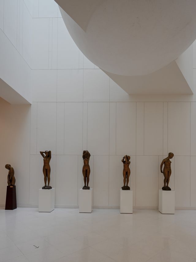 在曼谷，闖入一座白色的藝術孤島