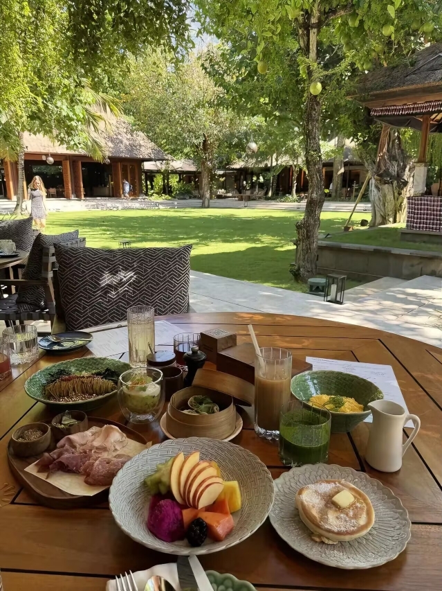 
My personal favorite and top recommendation on this trip is Andaz Bali, part of the Hyatt group, full of design vibes, the kind of place you wish to stay for a whole week 💕

📍Location: Sanur Beach

🏠Design: Modern Balinese style, stepping in feels like entering a vast rainforest filled with birds and various small creatures chirping. The contrast between the secluded dampness and vibrant sunshine is striking. Passing through this area leads to a clear view of the sea, and just walking through here refreshes your whole being.

🛏️Room: I chose the pool view room, with a large balcony directly overlooking the silent pool. The interior features sliding doors connecting spaces, and the amenities include Byredo's Eleventh Hour (totally obsessed 😍).

🍽️Dining: First of all, everyone must try the room service fried rice! Incredibly fragrant! Open a bottle of wine, enjoy the warm aroma and cool bubbles, then take a stroll by the sea after eating. You don’t even need to leave the hotel for a perfect summer night~

🥐Wake up naturally and have breakfast, which offers a super rich selection. There are many kinds of smoothies, drinks made with local spices and plants, pandan-flavored cakes, and the matcha gelato is also delicious 😆.

🌅Activities: Tried sunrise Pilates and feeding sea turtles, both very interesting. Highly recommend aqua aerobics—dancing with the instructor in the seaside pool, then jumping in for fun, holding hands and spinning in the water. It really clears your mind and fills you with happiness.

There are many other activities too, you won’t get bored staying at the hotel all day, and you might even feel like you haven’t played enough 🛼.