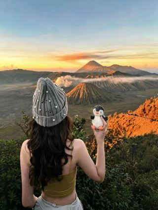 Jelajahi Laut Bromosa dan saksikan matahari terbit yang menakjubkan di atas lautan awan vulkanik.