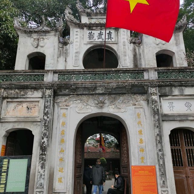 🇻🇳ベトナム ハノイ "クアンタン寺(鎮国寺)" 厳かな寺、重厚感ある4トンの銅像が特徴的