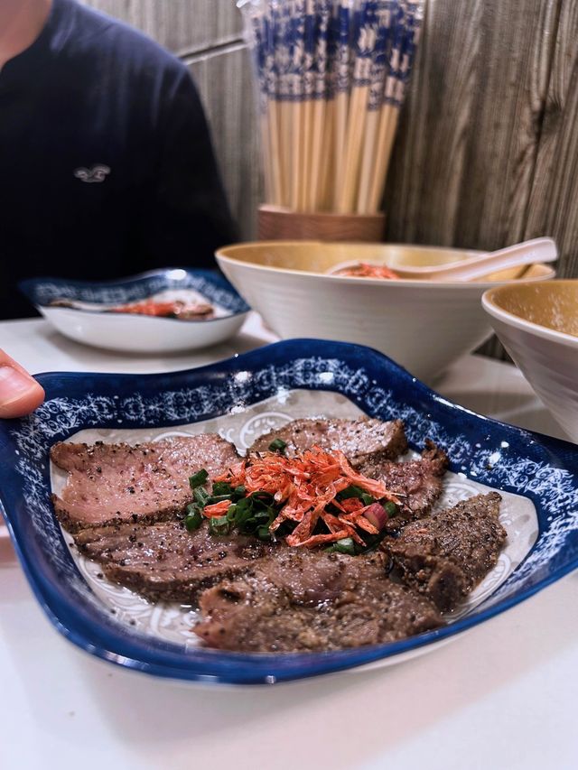 尖沙咀超人氣長龍小店，只賣三碗麵🍜?!