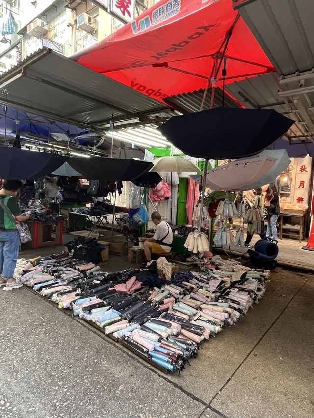 香港特色街道之一。旺角花園街