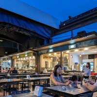 ホワイクワン・テラスで、プーパッポンカリーとパッタイとカオパットの晩ごはん…シンハービールとエスコーラで乾杯。
