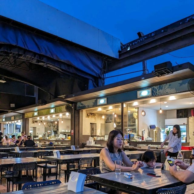 ホワイクワン・テラスで、プーパッポンカリーとパッタイとカオパットの晩ごはん…シンハービールとエスコーラで乾杯。