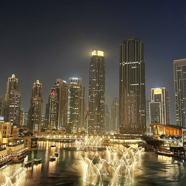 「Dubai Mall夜晚噴泉下非洲餐廳，觀景位置最佳！」