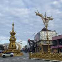 เดินชมความงามของหอนาฬิกาเชียงราย