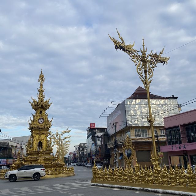 เดินชมความงามของหอนาฬิกาเชียงราย