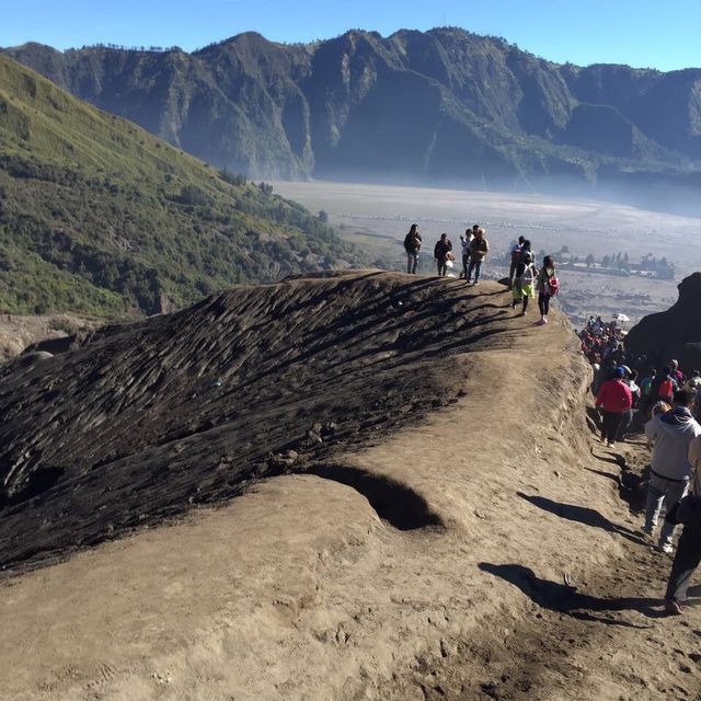 Stood at the edge of an active 🌋 crater 
