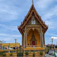 バンコク ワット・パクナム 凄く大きい黄金の大仏様が神々しい。