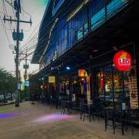 จะนั่งชิวดูบอลก็แวะมาได้ @Little Monkeys Club 