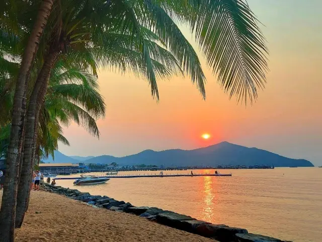 ชมพระอาทิตย์ตก ที่หาดบางเสร่ 