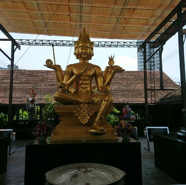 สักการะศาลพระพิฆเนศ อาเขตเชียงใหม่