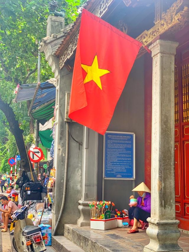 Roaming Hoan Kiem Lake