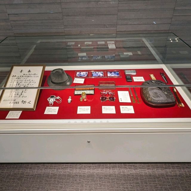 カップヌードルミュージアム、売店、展示品、安藤百福さんの色紙や私物の展示コーナー